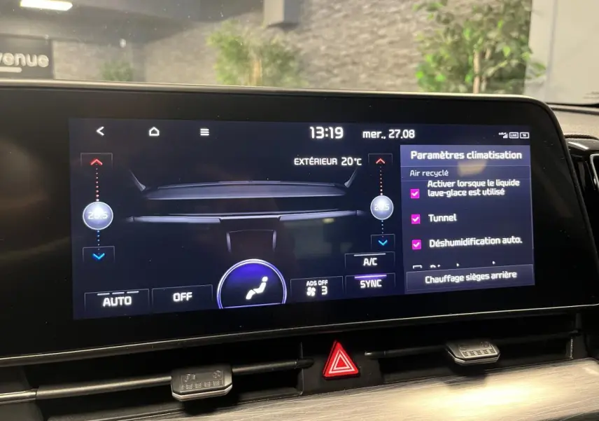Écran tactile 12,3" du Kia Sportage 2022 affichant les paramètres de climatisation et options activées.