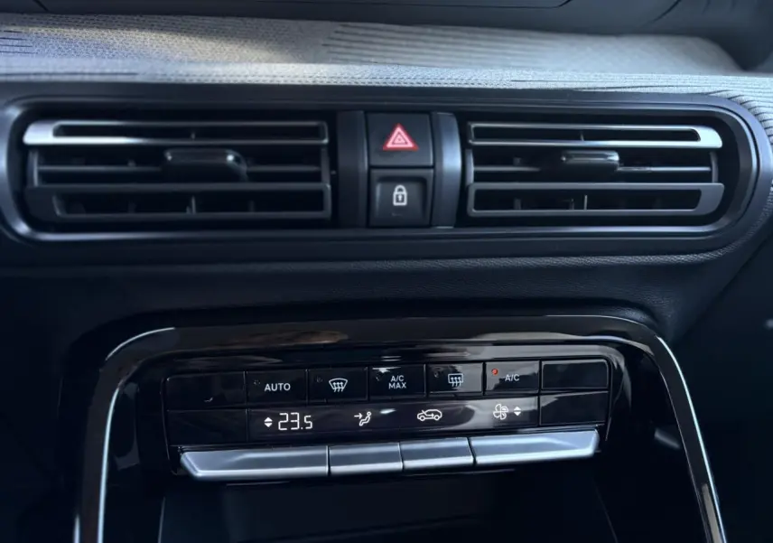 Détail de la console centrale avec commandes de climatisation et aérateurs noirs dans un Citroën C3 Aircross gris Mercury 2025.