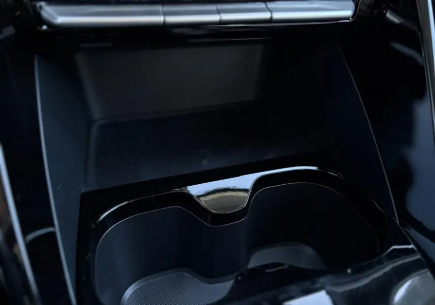 Gros plan sur la console centrale noire brillante avec porte-gobelets du Citroën C3 Aircross 2025 gris Mercury.