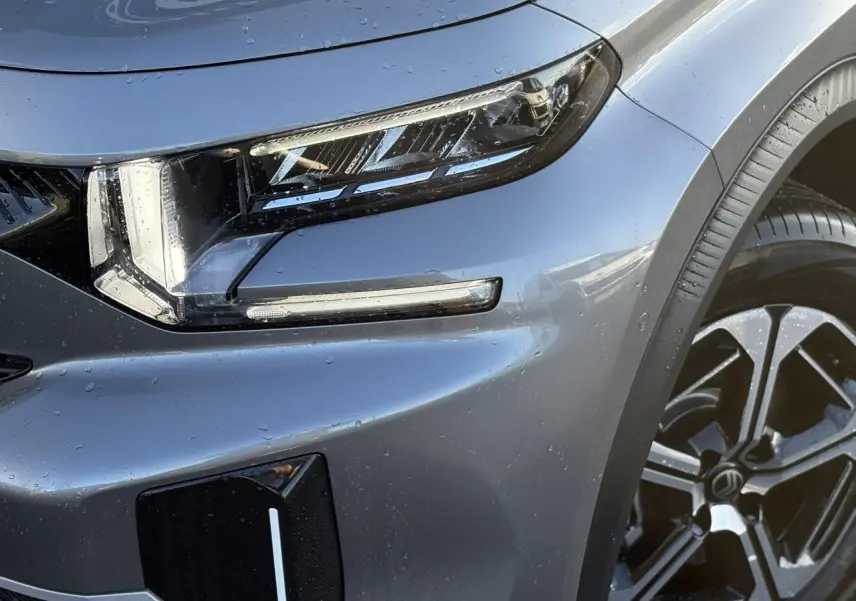Gros plan sur l'avant droit gris Mercury du Citroën C3 Aircross 2025, mettant en valeur le phare LED et la jante alliage.