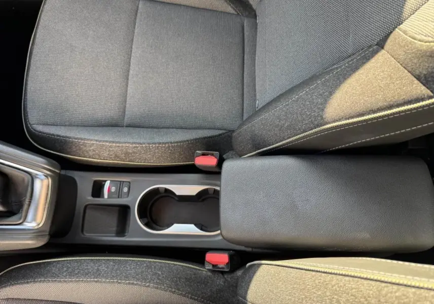 Vue plongeante sur la console centrale et les sièges avant gris foncé du Renault Captur II Rouge Flamme toit noir.