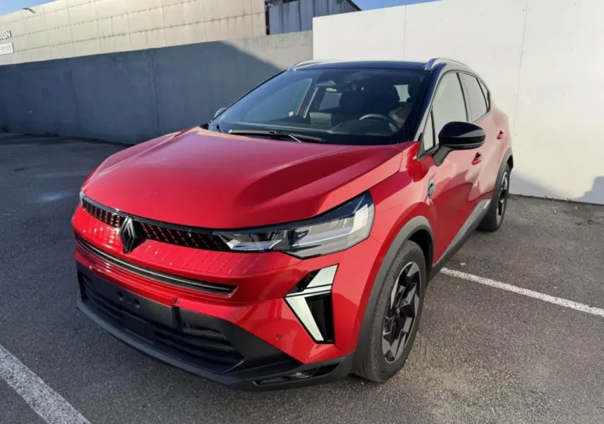 Renault Captur II rouge flamme avec toit noir, vue 3/4 avant droit, jantes aluminium et signature lumineuse LED.