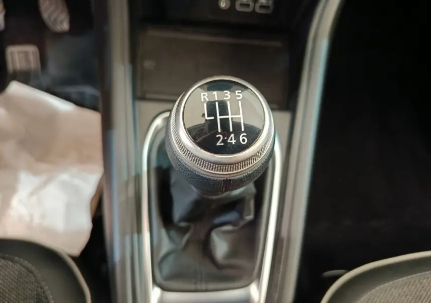 Gros plan sur le levier de vitesses manuel noir du Renault Captur Techno TCe 90 gris foncé de 2024.