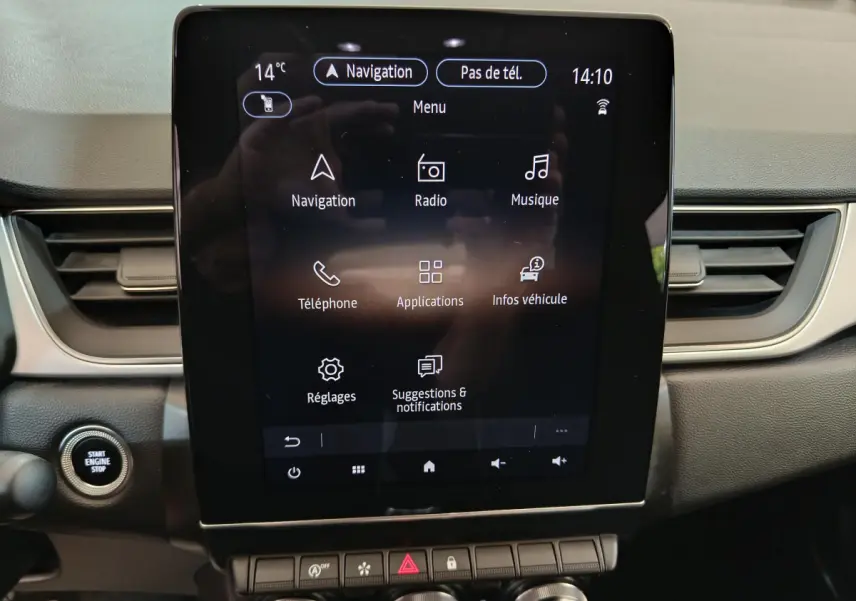 Écran tactile central allumé du tableau de bord du Renault Captur Techno TCe 90 gris foncé, avec bouton démarrage visible.