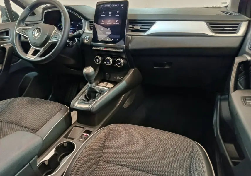 Intérieur du Renault Captur 2024 techno TCe 90, vue côté conducteur, tableau de bord moderne avec écran tactile vertical.