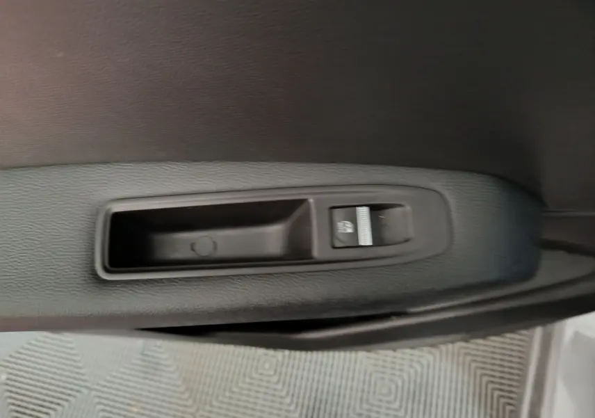 Poignée intérieure et commande de lève-vitre côté gauche en plastique noir du Renault Captur techno TCe 90 gris foncé 2024