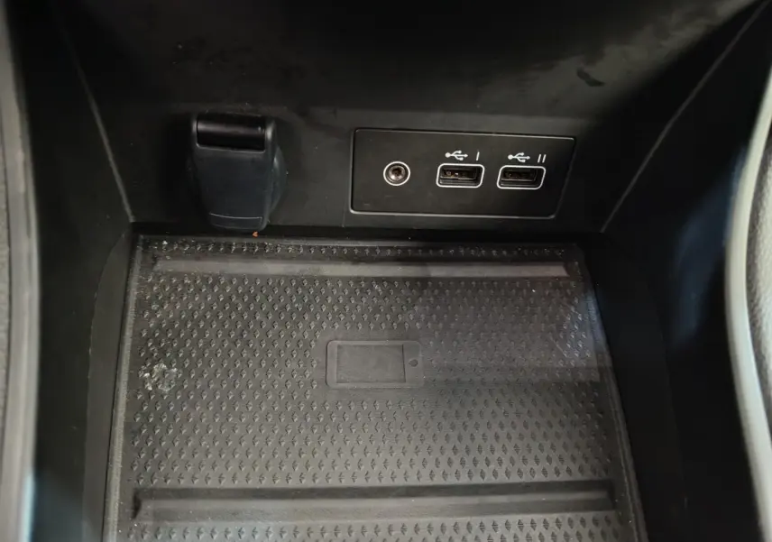 Zone de recharge sans fil et ports USB doubles dans la console centrale du Renault Captur techno TCe 90 gris foncé 2024