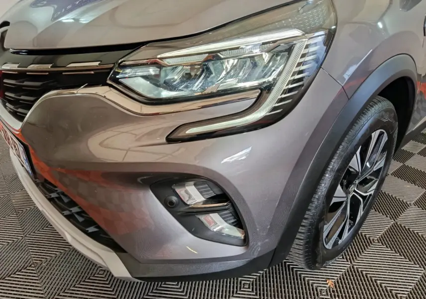 Gros plan sur l'avant droit gris foncé du Renault Captur 2024 avec ses phares LED et jante alliage.