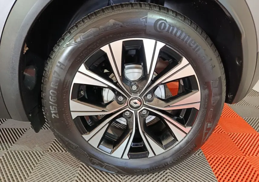 Gros plan sur la jante alliage bicolore et pneu Continental d'un Renault Captur gris foncé 2024 côté droit.