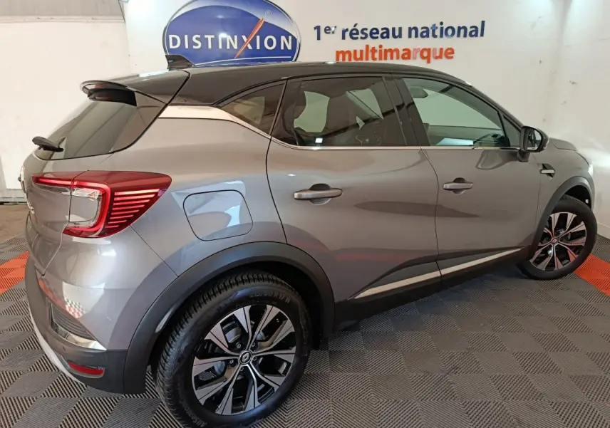Renault Captur gris foncé vue côté droit arrière, avec jantes alliage et feux arrière LED distinctifs.