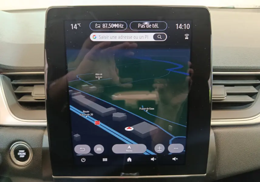 Écran tactile central du tableau de bord du Renault Captur gris foncé 2024 affichant la navigation GPS en 3D.
