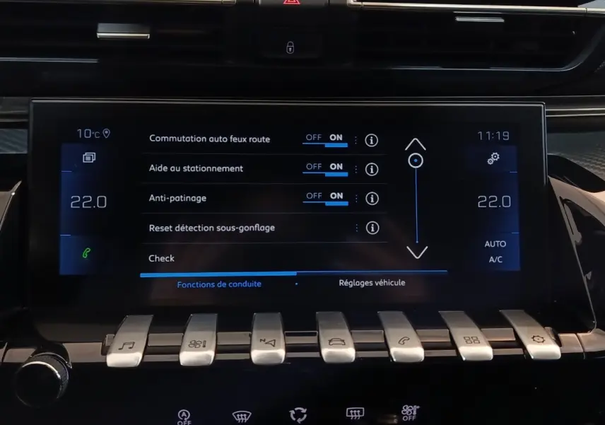 Écran tactile central affichant les réglages de conduite sur Peugeot 508 gris clair, vue intérieure frontale.