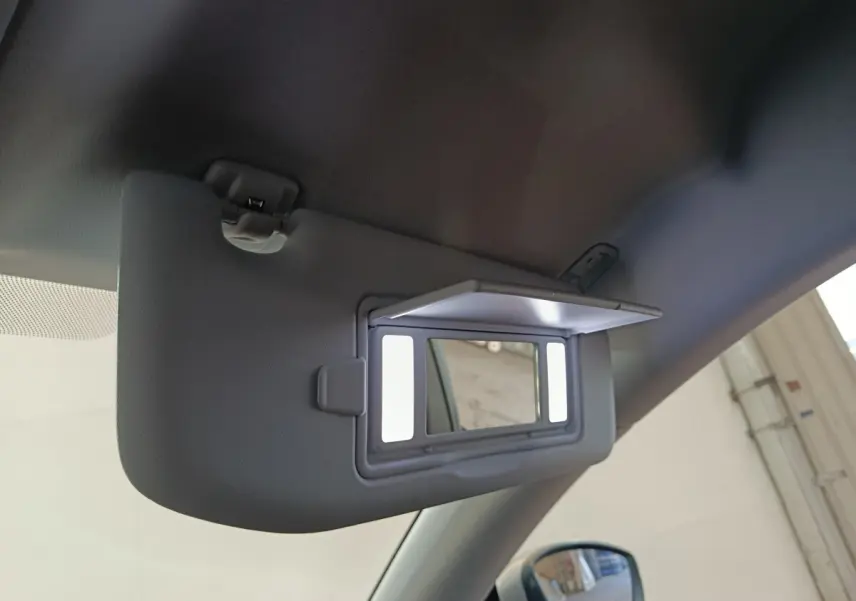 Détail du pare-soleil côté conducteur avec miroir éclairé dans l'habitacle gris clair d'une Peugeot 508 2020.