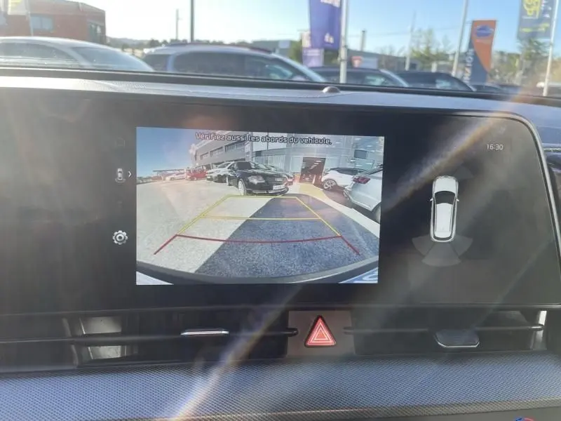 Écran de caméra de recul du Kia Sportage gris Eclipse Metal 2023 montrant l’arrière avec lignes de guidage colorées.