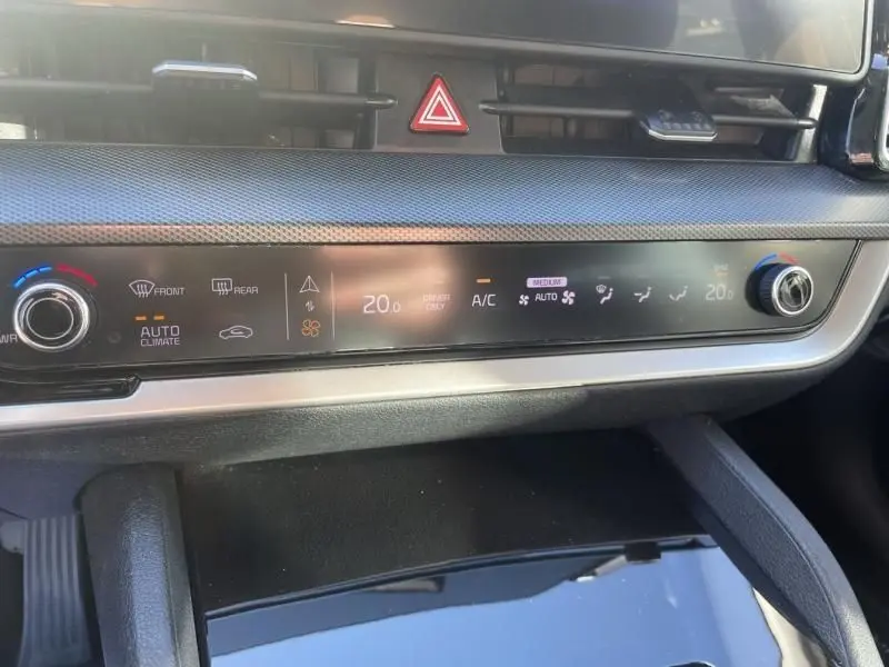 Tableau de bord du Kia Sportage 2023 gris Eclipse, zoom sur la commande tactile de la climatisation automatique.