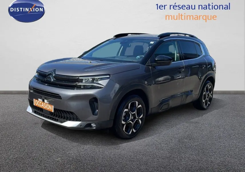 Citroën C5 Aircross gris platinium métal en 3/4 avant droit, avec jantes bi-ton et toit noir contrasté.