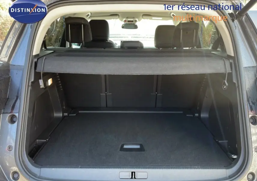 Coffre ouvert vu de l'arrière d'un Citroën C5 Aircross gris platinium métal, montrant l'espace de chargement et la plage arrière.