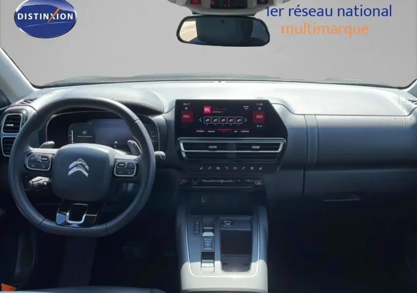 Vue intérieure avant du Citroën C5 Aircross 2025, tableau de bord et volant multifonction en gris noir.