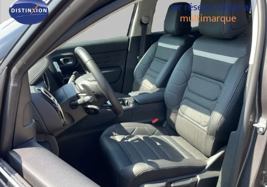 Vue intérieure côté conducteur du Citroën C5 Aircross gris platinium, sièges tissu et cuir gris foncé avec détails clairs.
