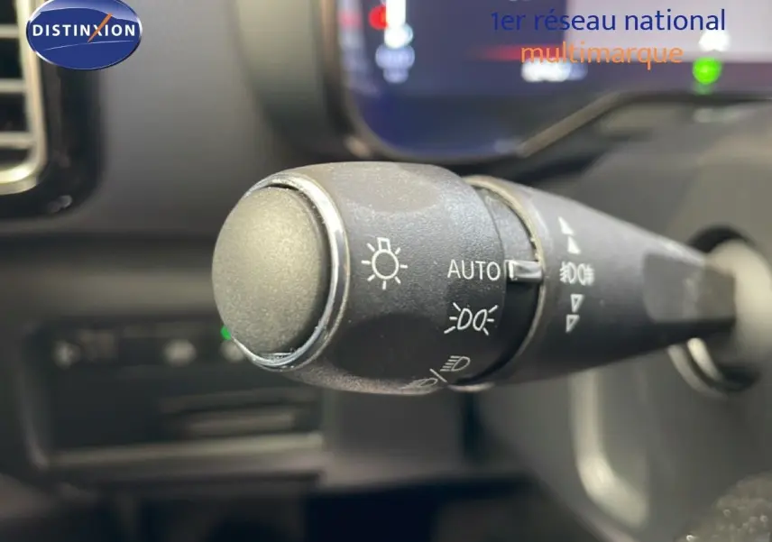 Gros plan sur la commande des phares du Citroën C5 Aircross 2025, finition gris platinium métal, intérieur noir.