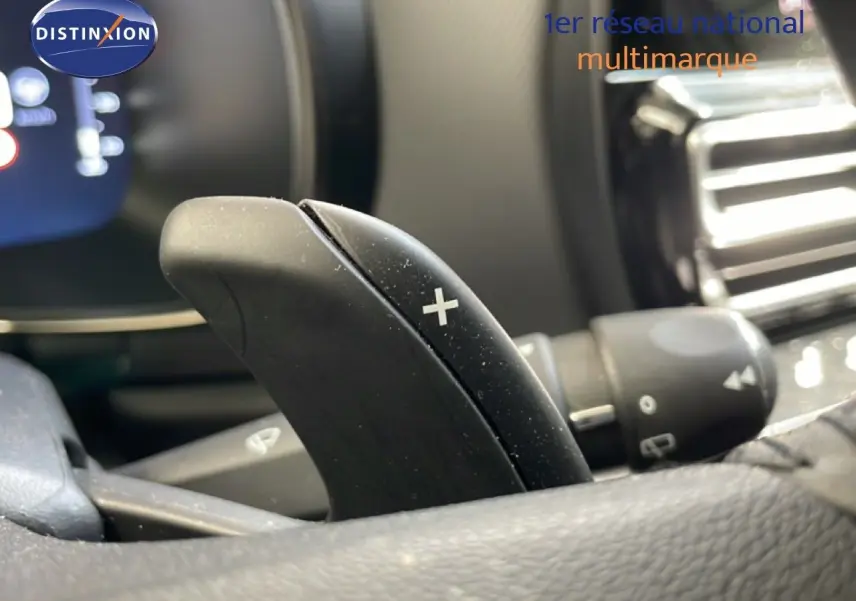 Gros plan sur la palette de changement de vitesse "+" côté droit du volant dans un Citroën C5 Aircross gris platinium.