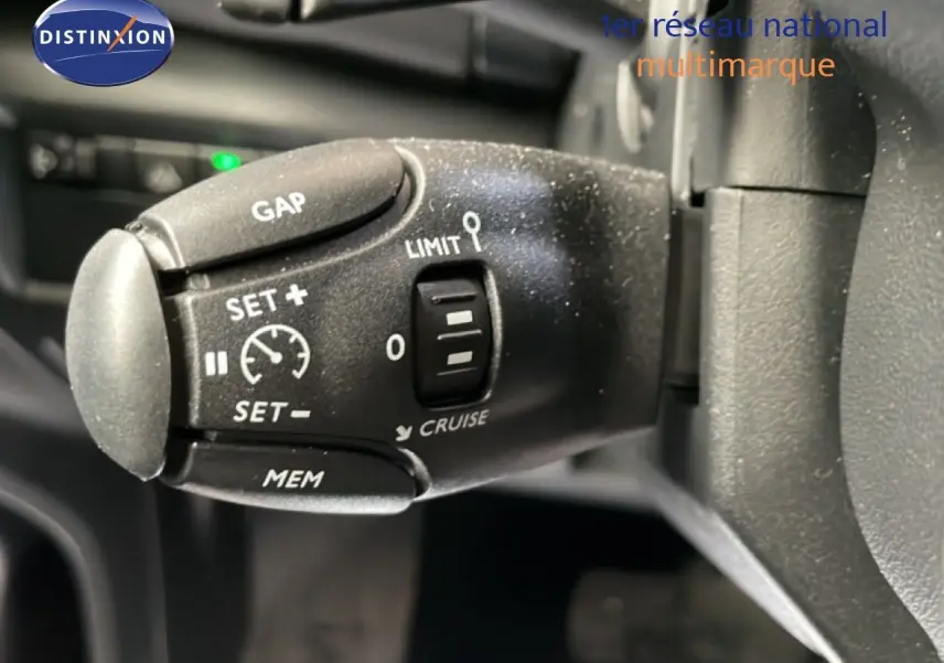 Gros plan sur la commande de régulateur de vitesse du Citroën C5 Aircross gris platinium, côté gauche du volant.
