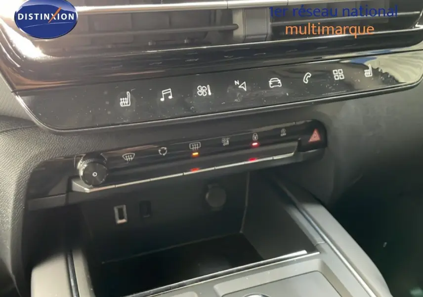 Gros plan sur la console centrale du Citroën C5 Aircross 2025, montrant les commandes tactiles et prises USB.
