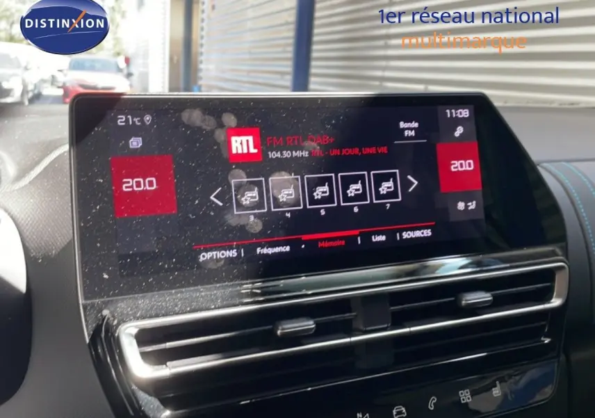 Écran tactile central affichant la radio RTL dans l’habitacle du Citroën C5 Aircross 2025 gris platinium.