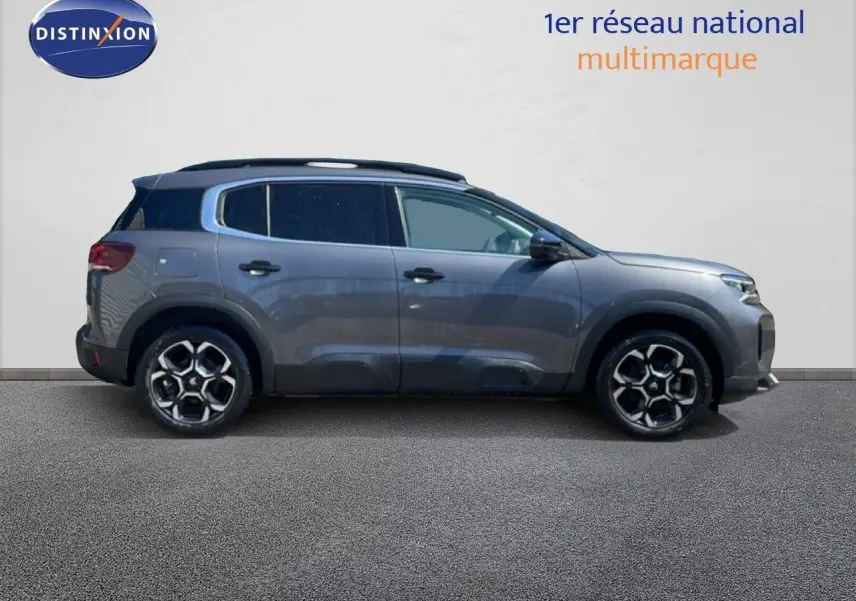 Vue de profil droit du Citroën C5 Aircross gris platinium métal avec jantes alliage et toit noir contrasté.