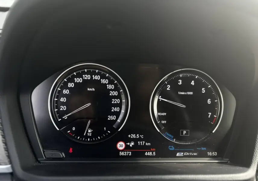 Tableau de bord du BMW X2 F39 hybride, affichant compteur de vitesse et compte-tours numériques.
