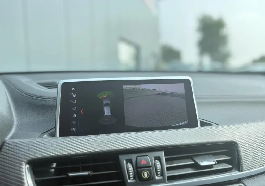 Écran de caméra de recul et capteurs de stationnement dans le tableau de bord d'une BMW X2 2021 vue de l'intérieur