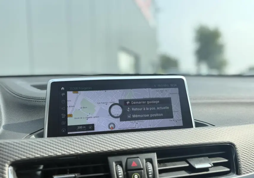 Écran GPS en gros plan sur le tableau de bord du BMW X2 F39, finition M Sport, intérieur gris anthracite.