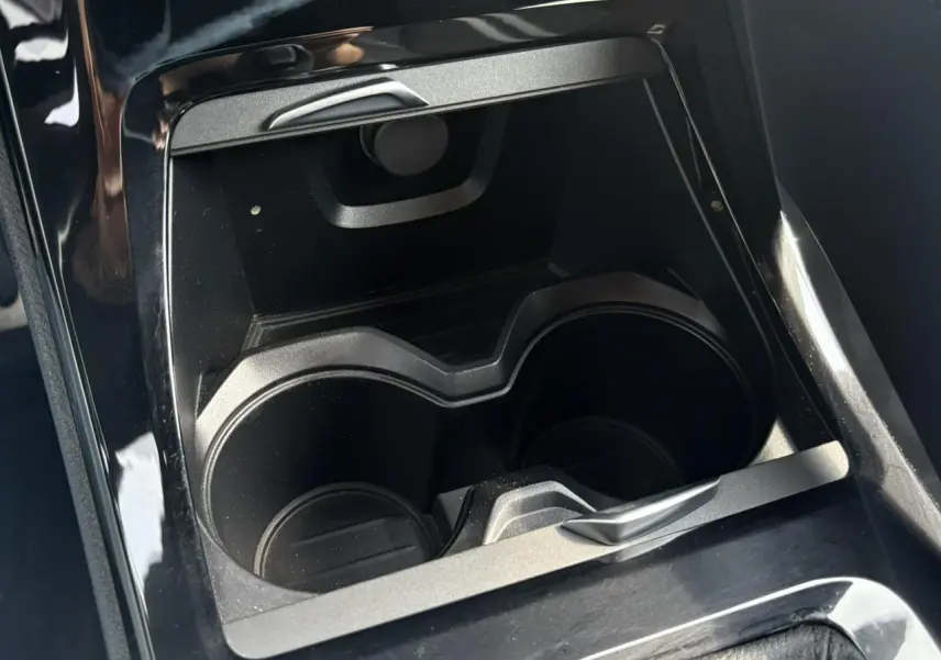 Gros plan sur les porte-gobelets noirs intégrés à la console centrale du BMW X2 F39 M Sport 2021.