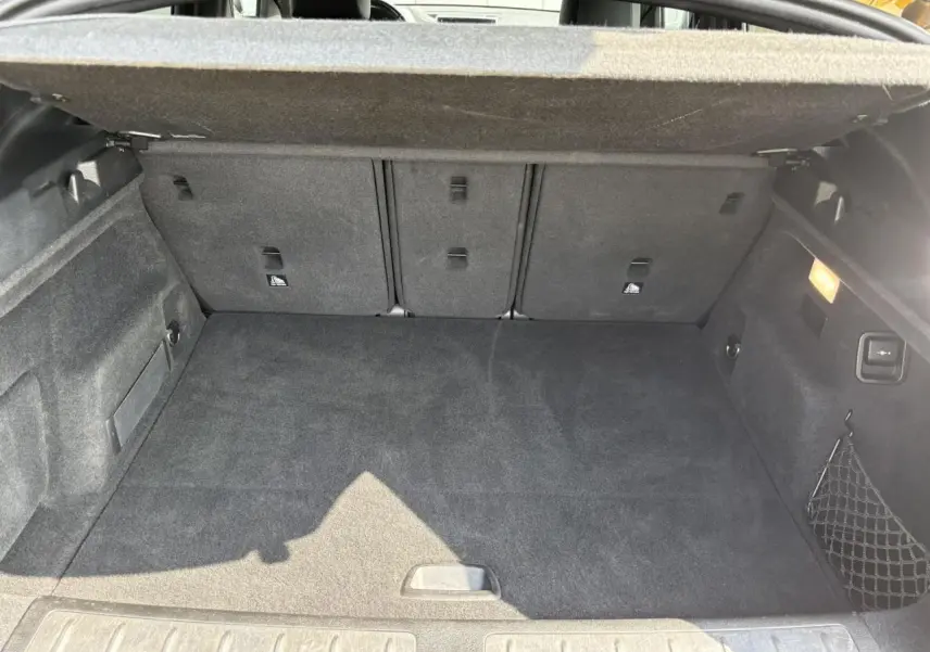 Coffre ouvert en vue plongeante d'un BMW X2 or Galvanic, montrant un espace de chargement propre et bien agencé.