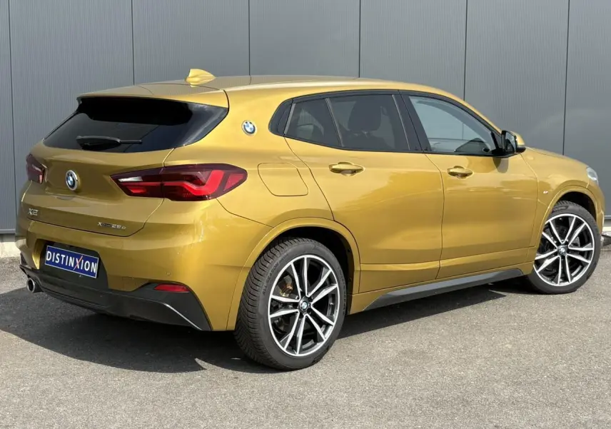 BMW X2 xDrive 25e or galvanic vue 3/4 arrière droit avec jantes alliage bicolores et hayon électrique