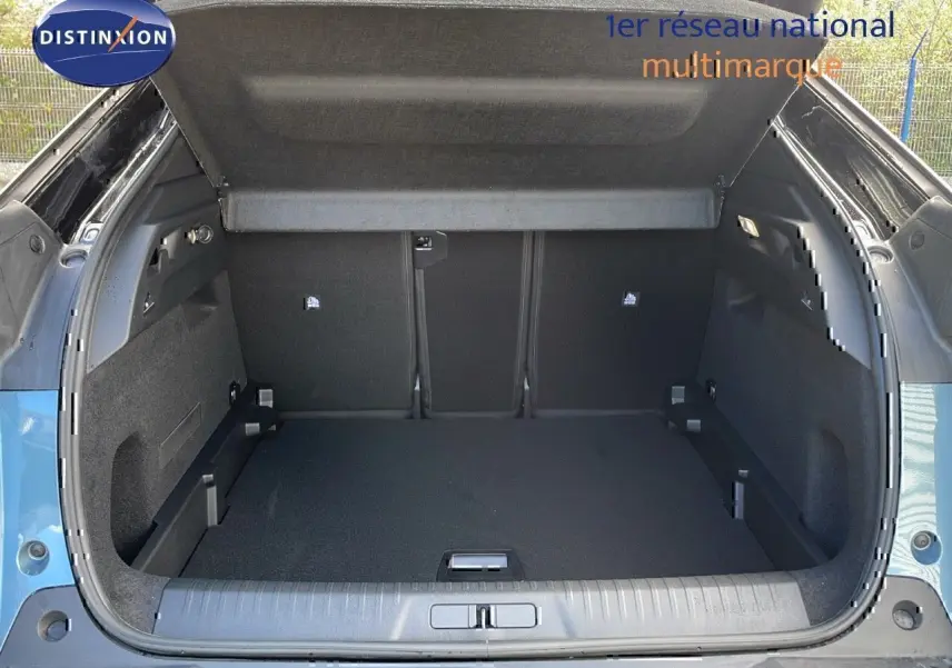 Coffre ouvert du Peugeot 3008 bleu Ingaro métal avec toit noir, vue arrière montrant l'espace de chargement vide.