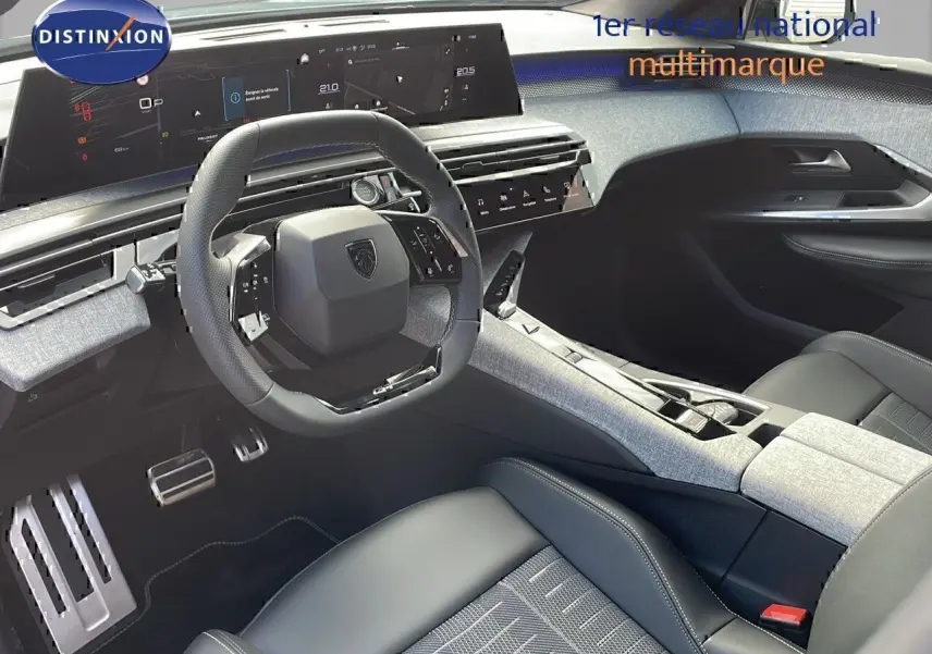 Intérieur moderne du Peugeot 3008 2025, vue côté conducteur sur le tableau de bord et volant compact noir.