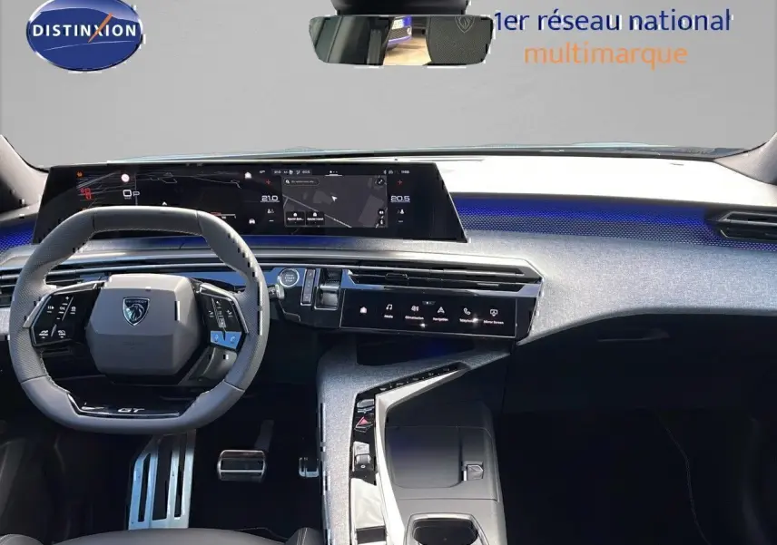 Intérieur du Peugeot 3008 GT 2025, tableau de bord moderne avec écran large et éclairage d'ambiance bleu.