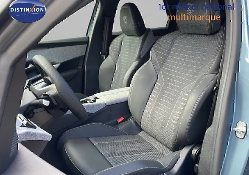 Vue intérieure côté conducteur du Peugeot 3008 2025 bleu Ingaro avec sièges mixtes cuir et tissu gris, volant visible.