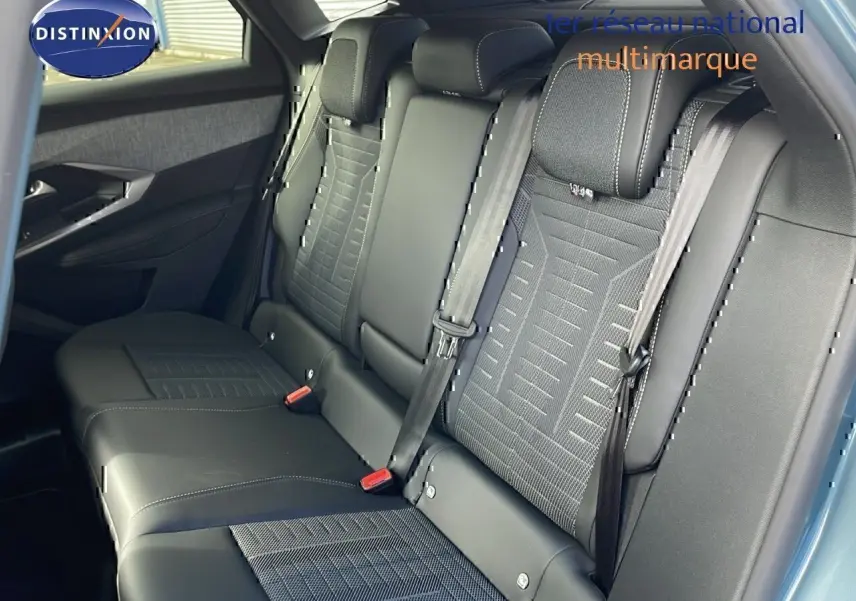 Vue intérieure des sièges arrière en cuir noir et tissu gris du Peugeot 3008 bleu Ingaro métal avec toit noir, version hybride 2025.