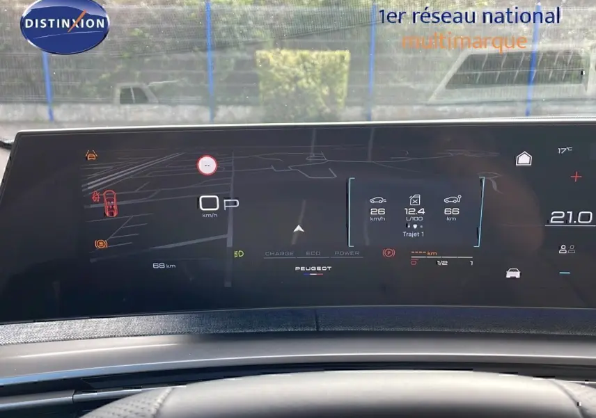 Tableau de bord numérique du Peugeot 3008 Hybrid 2025 affichant vitesse, consommation et autonomie, avec volant en cuir noir.