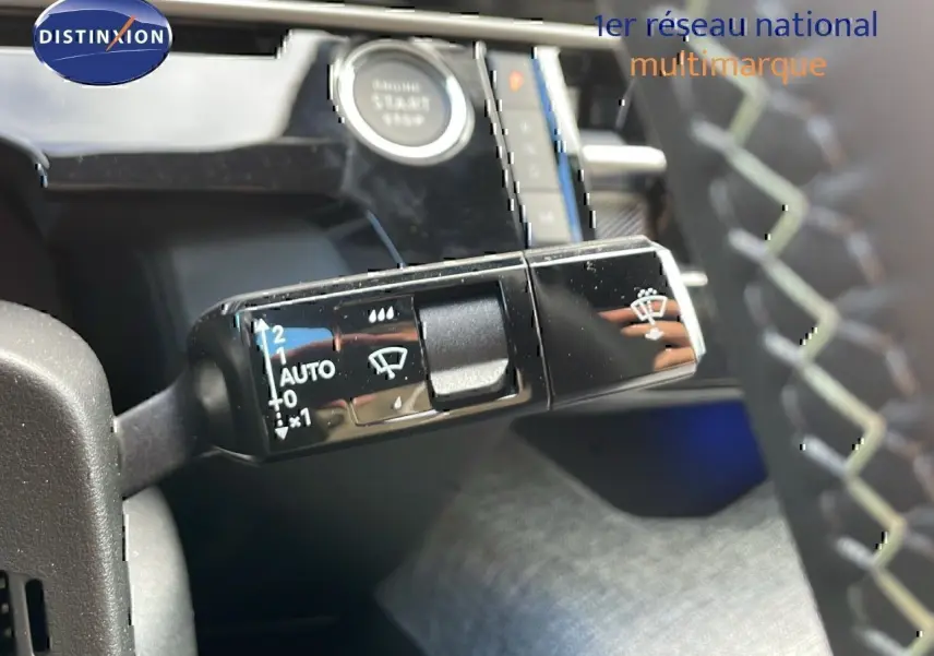 Gros plan sur la commande d'essuie-glace du Peugeot 3008 2025, intérieur noir avec bouton start visible en arrière-plan.