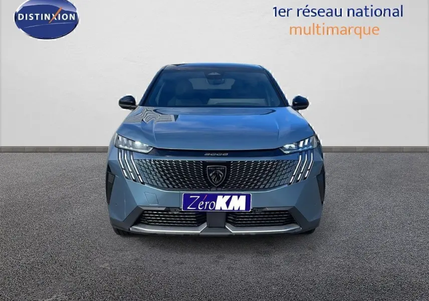 Vue frontale du Peugeot 3008 2025 hybride en bleu Ingaro métal avec toit noir et calandre distinctive au lion.