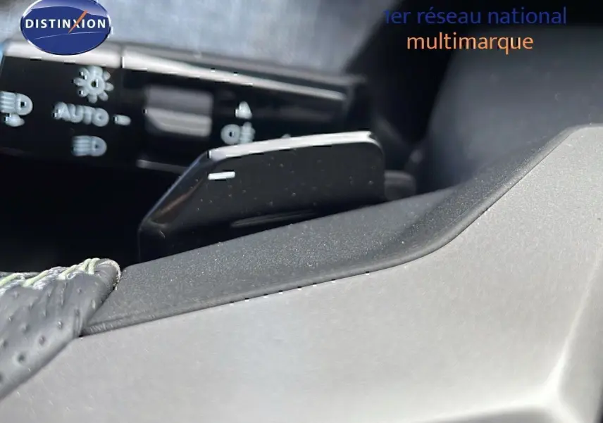 Détail du levier de vitesses automatique dans l'habitacle du Peugeot 3008 hybride bleu Ingaro métal toit noir.