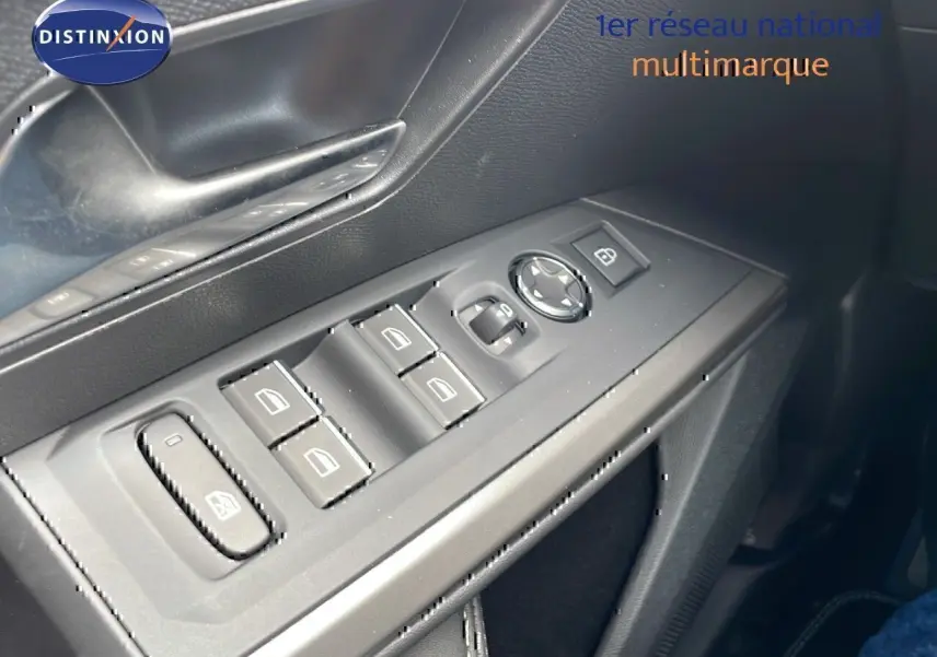 Gros plan sur les commandes des vitres et rétroviseurs côté conducteur d'un Peugeot 3008 bleu Ingaro 2025.