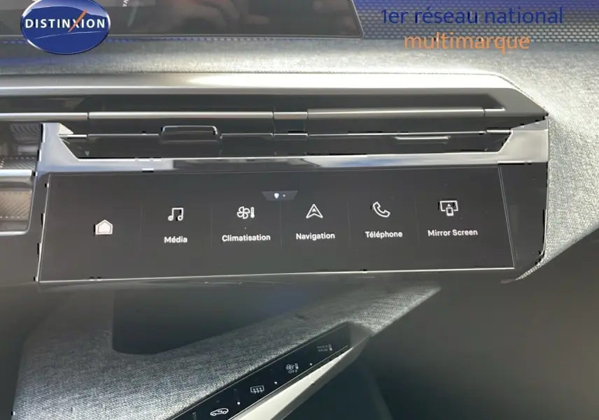 Écran tactile central du tableau de bord du Peugeot 3008 Hybrid 2025, affichant les commandes multimédia et climatisation.