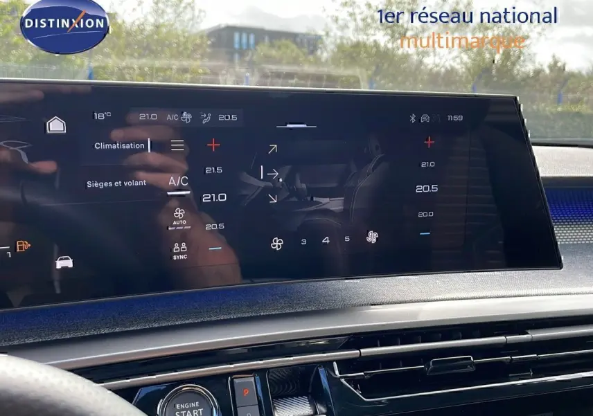 Écran tactile central du tableau de bord du Peugeot 3008 bleu Ingaro métal avec toit noir, affichant la climatisation.