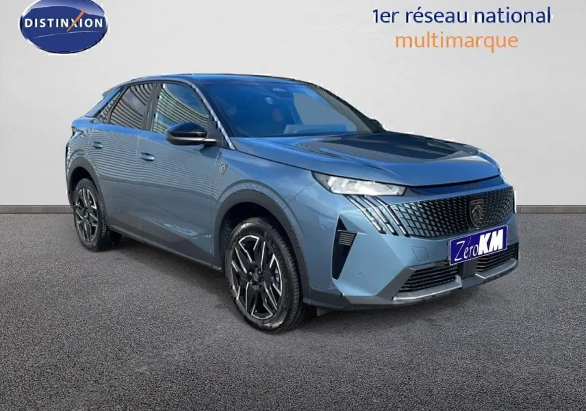 Peugeot 3008 hybride 2025 bleu Ingaro métal avec toit noir, vue 3/4 avant côté gauche, jantes noires distinctives.