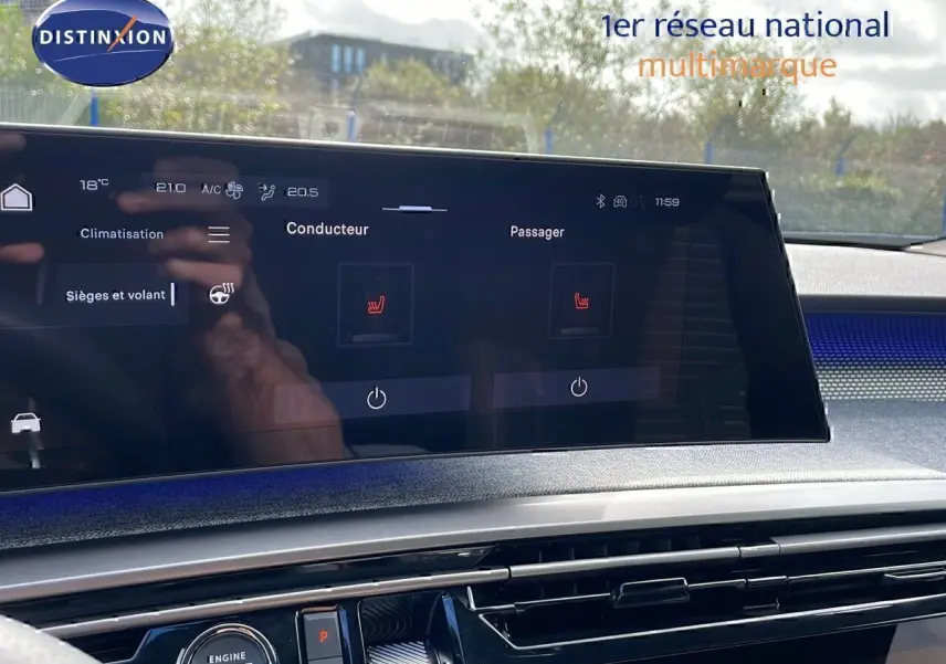 Écran tactile central du tableau de bord du Peugeot 3008 2025, avec réglages sièges chauffants et volant visible.
