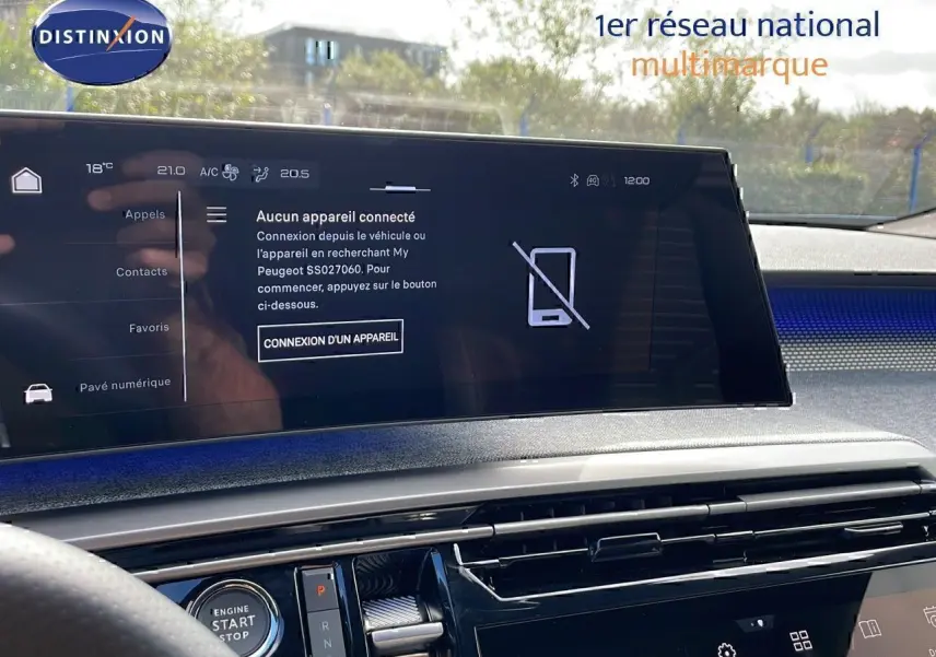 Vue intérieure du tableau de bord du Peugeot 3008 hybride 2025, écran tactile affichant la connexion d'appareil, ambiance moderne.